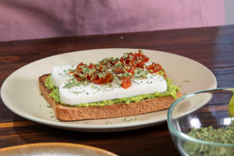 quillayes-recetas-sandwich-de-queso-chacra-con-palta