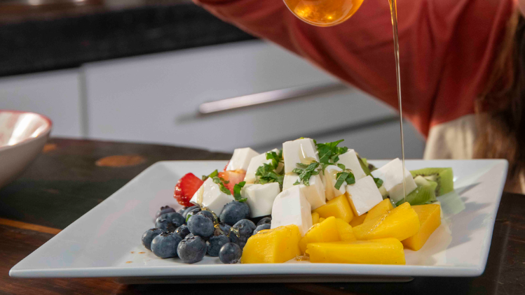 quillayes-recetas-ensalada-de-frutas-con-cubitos-de-queso-chacra