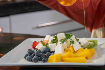 quillayes-recetas-ensalada-de-frutas-con-cubitos-de-queso-chacra