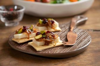 quillayes-recetas-GALLETITAS-CON-CABRA-QUILLAYES-Y-CHUTNEY