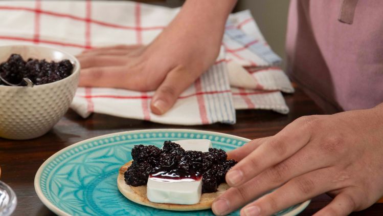quillayes-recetas-tostada-con-queso-chacra-y-mermelada-de-mora