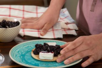 quillayes-recetas-tostada-con-queso-chacra-y-mermelada-de-mora