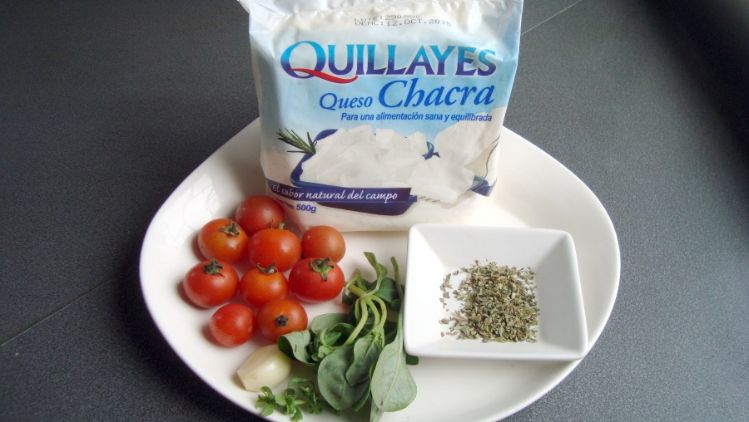 Brochetas de tomate cherry, Queso Chacra y albahaca 