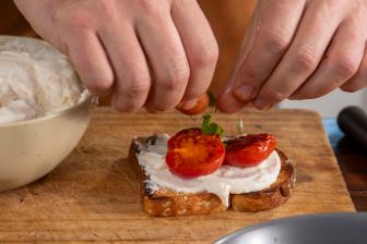 quillayes-recetas-sandwich-de-queso-chacra-con-tomates-cherry