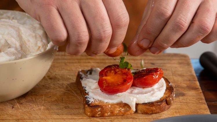 quillayes-recetas-sandwich-de-queso-chacra-con-tomates-cherry