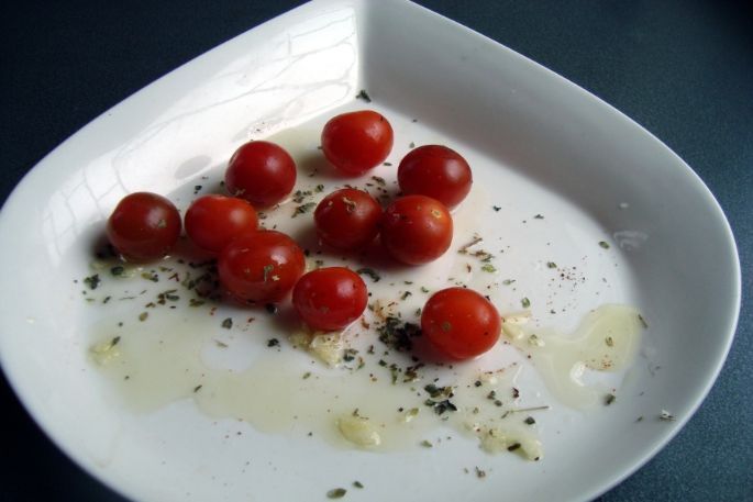 Brochetas de tomate cherry, Queso Chacra y albahaca 