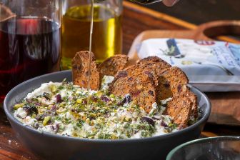 quillayes-recetas-queso-chacra-con-aceitunas-y-pistachos