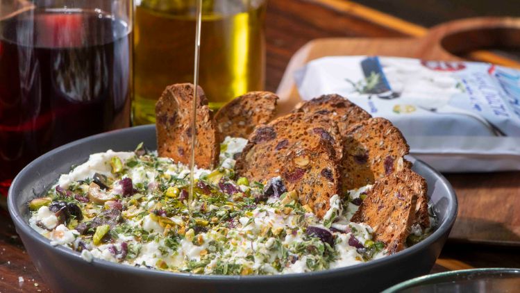 quillayes-recetas-queso-chacra-con-aceitunas-y-pistachos